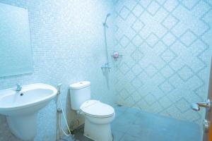 梭罗卡蒂卡伊斯兰教旅馆的浴室配有卫生间、盥洗盆和淋浴。