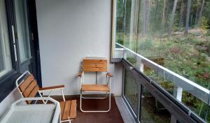 Kauniainen21 minutes from Helsinki city - larger room的客房设有椅子、书桌和窗户。