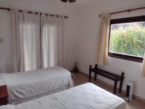 普尔马马尔卡Luna Jatun的一间卧室设有两张床和窗户。