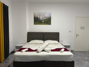 卡萨米尔Hotel SEADEL的一间卧室配有一张床,上面有两条毛巾