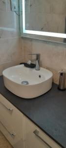韦尔东的圣克鲁瓦Maison de village type 2的浴室设有白色水槽和镜子