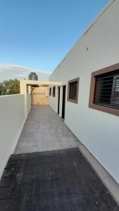 Las HerasDepartamento 3 personas的白色建筑的走廊,带车库