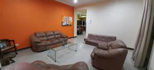 科伦坡Rudra Residence Apartment的客厅配有两张真皮沙发和一张桌子