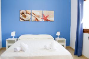 卡拉恩·布拉內斯Apartamentos Blue Beach Menorca的蓝色客房 - 带2条毛巾和1张床