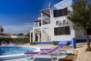 卡拉恩·布拉內斯Apartamentos Blue Beach Menorca的别墅 - 带游泳池和紫色躺椅