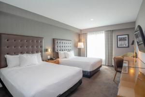 汉密尔顿桑德曼汉密尔顿酒店的酒店客房配有两张床和一张书桌