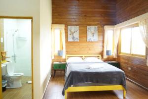 哈拉瓦科阿The Woods By Celebration的一间卧室设有一张床、淋浴和卫生间