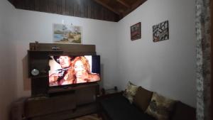 蒙特韦尔迪Apartamento Refúgio MV的带平面电视的客厅