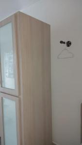 圣胡安Domo Arigato 3的白色的橱柜,有门和窗户