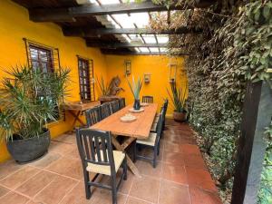 巴耶德布拉沃Casa de campo ideal para descansar y desconectarse的一间带木桌和椅子的用餐室