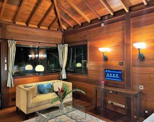 马埃岛Bois Joli的客厅配有沙发和桌子