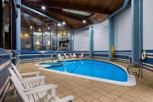 博登镇贝斯特韦斯特博登敦酒店的周围设有大型游泳池,配有椅子
