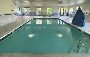 迈阿密斯堡Staybridge Suites Miamisburg, an IHG Hotel的大楼内的一个蓝色海水游泳池