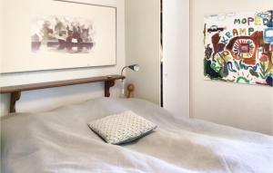 耶夫勒Pet Friendly Home In Gvle With Wifi的一张白色的床,上面有枕头