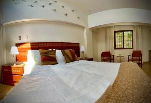 库斯科Inkantari Boutique Hotel的卧室配有一张白色大床