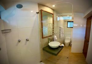 库斯科Inkantari Boutique Hotel的一间带水槽和卫生间的浴室