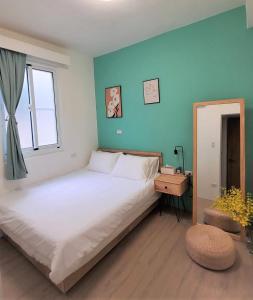 台南顾家的卧室设有一张白色大床和一扇窗户。