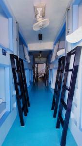 素叻港口旅舍的一间设有蓝色地板和天花板的走廊