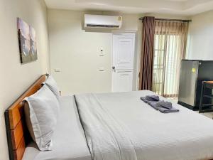 素辇府The Gun Hotel 8的一间卧室配有一张床和一台电视。