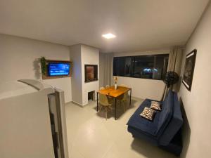 邦比尼亚斯Residencial Brisa do Mar的客厅配有蓝色的沙发和桌子