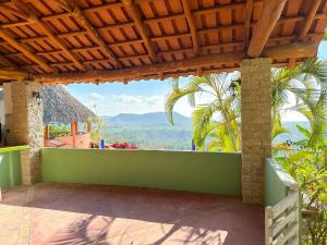 Cerrito Encantado! Hidden Escape with Amazing Views的一个带绿色墙壁和木制屋顶的庭院