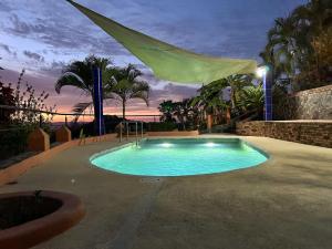 Cerrito Encantado! Hidden Escape with Amazing Views的夜间在度假村的游泳池