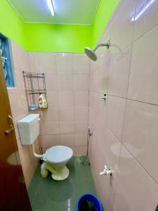 Kampong Tanjong KarangAISY HOMESTAY - Rumah 4,5的一间带卫生间和淋浴的浴室
