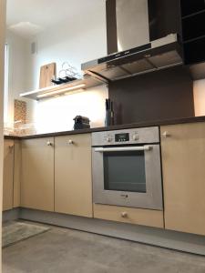 巴黎LuxAppart-Paris的厨房配有不锈钢烤箱和橱柜。
