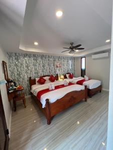 琅勃拉邦Golden Lotus Namkhan River View的一间卧室配有两张床和吊扇
