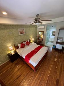 琅勃拉邦Golden Lotus Namkhan River View的一间卧室配有一张大床和吊扇