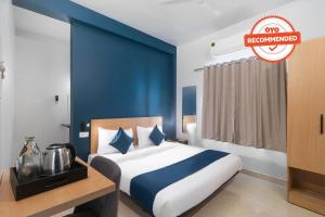 KhandagiriNamaskar Silverkey的一间卧室配有一张蓝色墙壁的床
