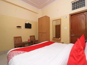 阿里格尔OYO 24103 AKBAR PALACE的卧室配有一张床,墙上配有电视。