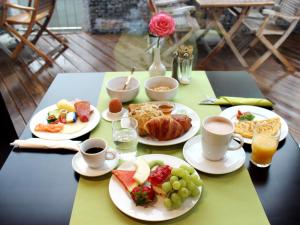 鲁斯特R＆J酒店的餐桌,盘子上放着食物和咖啡