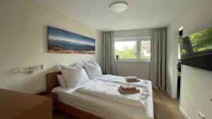 巴特哈尔茨堡Malis-Ferienhaus的一间卧室配有一张床,上面有两条毛巾