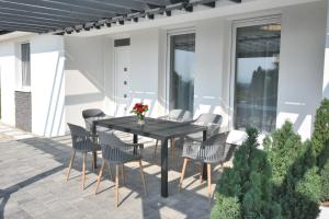巴拉顿诺尔马迪Silver Home Apartman "A"的庭院里设有桌椅。