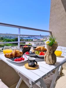 索林Luxury apartment Salona的阳台上的早餐桌和食物