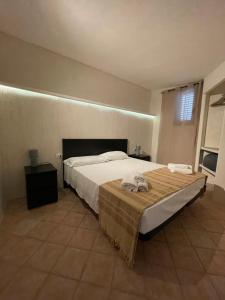 兰佩杜萨B H Lampedusa的卧室设有一张白色大床和一扇窗户。