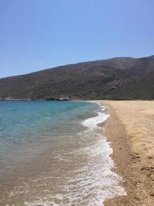 伊奥斯乔拉Cyclades, villa surplombant la mer的海滩以海洋和山脉为背景