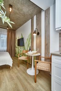 敖德萨City Rooms Arcadia Self Check-In的一间卧室配有一张床、一张桌子和一张沙发