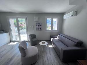科利科VILLA CLAUDIA WITH PRIVATE POOL的客厅配有沙发和椅子