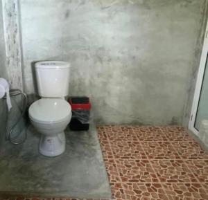 涛岛Tao Thong Villa 1的一间位于客房内的白色卫生间的浴室