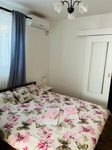 塞尼Rooms Verda的一间卧室,床上有粉红色的鲜花