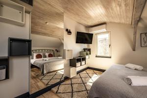 利耶帕亚MORE Hotel的一间卧室配有两张床和一台平面电视
