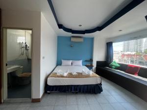芭东海滩Heaven House的一间卧室设有一张床和一间浴室