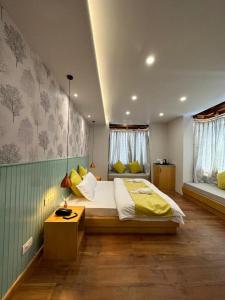 列城Maple house ladakh的一间卧室配有一张带黄色枕头的大床