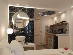 布拉卡阿可体普拉卡酒店的一间带大镜子的浴室和一间厨房