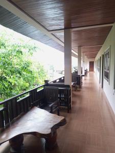 Ban Nahin-Nai (2)Phamarn View Guesthouse的大楼内带长椅和桌子的走廊