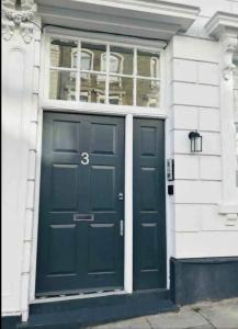 伦敦Gorgeous split level Belsize Park Apartment的带有窗户的房子的蓝色门