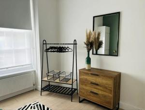 伦敦Gorgeous split level Belsize Park Apartment的一间设有镜子和木制梳妆台的房间