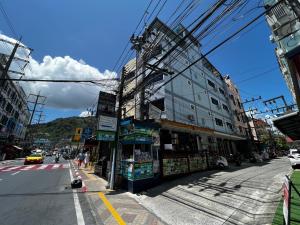 芭东海滩Heaven House的街道旁有建筑的城市街道